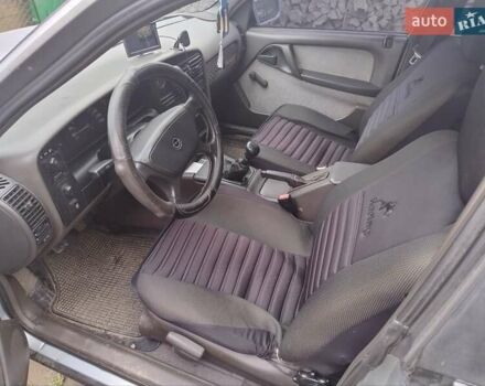 Серый Опель Омега, объемом двигателя 2 л и пробегом 170 тыс. км за 1100 $, фото 2 на Automoto.ua