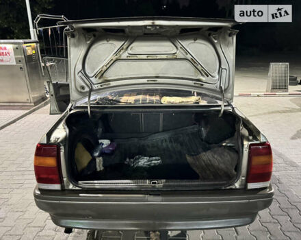 Сірий Опель Омега, об'ємом двигуна 1.8 л та пробігом 360 тис. км за 2000 $, фото 14 на Automoto.ua