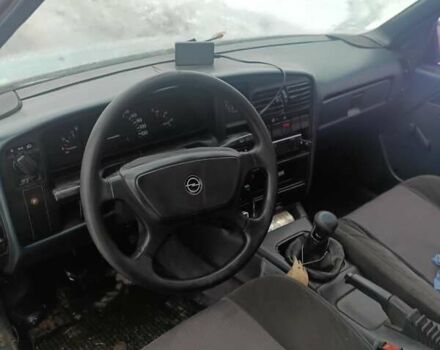 Серый Опель Омега, объемом двигателя 2.2 л и пробегом 450 тыс. км за 1500 $, фото 2 на Automoto.ua