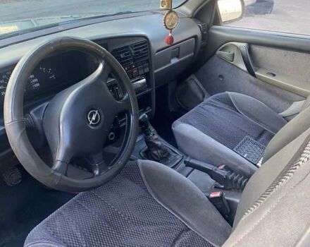 Сірий Опель Омега, об'ємом двигуна 2 л та пробігом 300 тис. км за 850 $, фото 4 на Automoto.ua