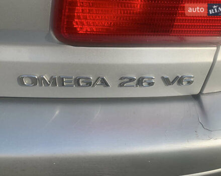 Серый Опель Омега, объемом двигателя 2.6 л и пробегом 300 тыс. км за 5000 $, фото 10 на Automoto.ua