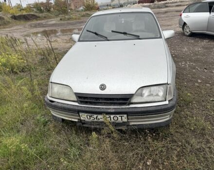 Сірий Опель Омега, об'ємом двигуна 2 л та пробігом 300 тис. км за 601 $, фото 1 на Automoto.ua