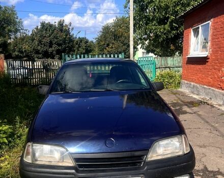 Синий Опель Омега, объемом двигателя 1.8 л и пробегом 244 тыс. км за 1350 $, фото 1 на Automoto.ua