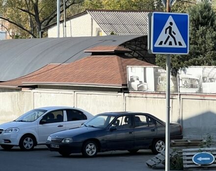 Синій Опель Омега, об'ємом двигуна 2 л та пробігом 396 тис. км за 782 $, фото 1 на Automoto.ua
