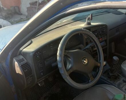 Синий Опель Омега, объемом двигателя 2 л и пробегом 310 тыс. км за 800 $, фото 4 на Automoto.ua