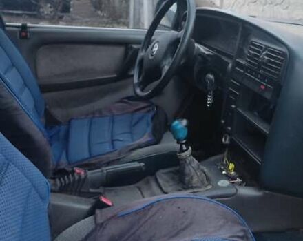 Синій Опель Омега, об'ємом двигуна 2 л та пробігом 248 тис. км за 1000 $, фото 3 на Automoto.ua