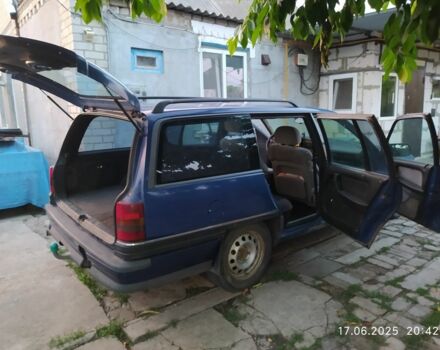 Синий Опель Омега, объемом двигателя 2 л и пробегом 800 тыс. км за 1200 $, фото 9 на Automoto.ua