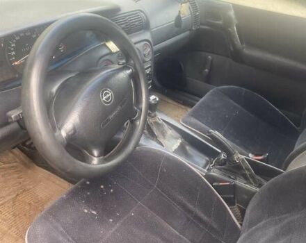 Опель Омега 1997 в Черкассах на Automoto.ua Синий Опель Омега, объемом двигателя 2 л и пробегом 300 тыс. км за 1000 $, фото 3 на Automoto.ua