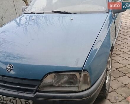 Синий Опель Омега, объемом двигателя 1.8 л и пробегом 280 тыс. км за 1400 $, фото 1 на Automoto.ua