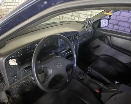 Синий Опель Омега, объемом двигателя 2 л и пробегом 333 тыс. км за 600 $, фото 1 на Automoto.ua