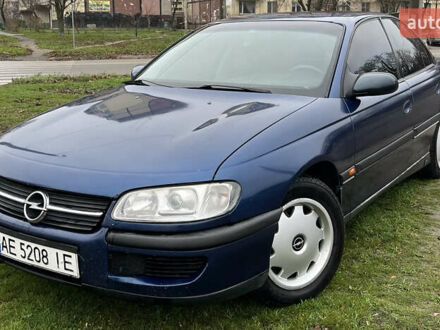 Синий Опель Омега, объемом двигателя 2 л и пробегом 320 тыс. км за 2577 $, фото 1 на Automoto.ua