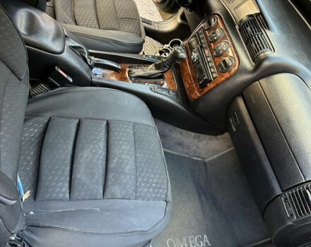 Зелений Опель Омега, об'ємом двигуна 2.5 л та пробігом 250 тис. км за 1157 $, фото 5 на Automoto.ua