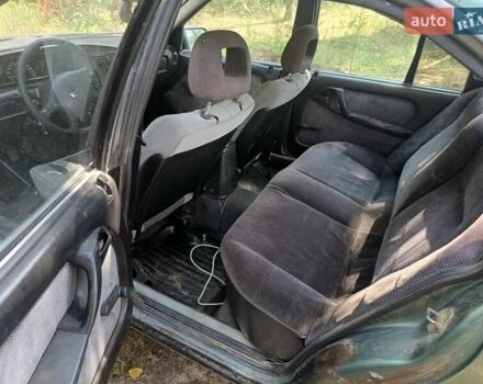 Зеленый Опель Омега, объемом двигателя 2 л и пробегом 327 тыс. км за 1250 $, фото 4 на Automoto.ua