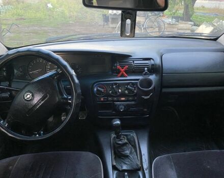 Зелений Опель Омега, об'ємом двигуна 2 л та пробігом 439 тис. км за 1069 $, фото 3 на Automoto.ua