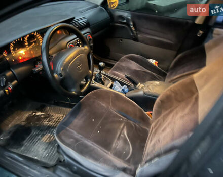 Зеленый Опель Омега, объемом двигателя 2 л и пробегом 350 тыс. км за 1500 $, фото 3 на Automoto.ua