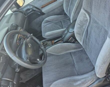 Зеленый Опель Омега, объемом двигателя 2.6 л и пробегом 270 тыс. км за 2500 $, фото 8 на Automoto.ua