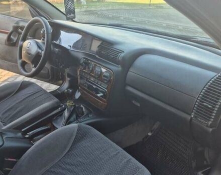 Зеленый Опель Омега, объемом двигателя 2.6 л и пробегом 270 тыс. км за 2500 $, фото 13 на Automoto.ua