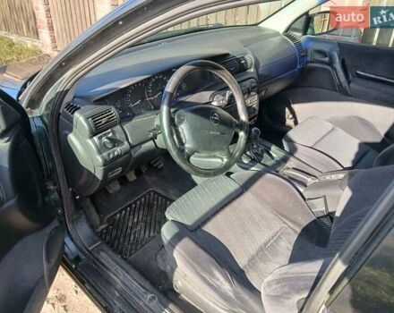 Зелений Опель Омега, об'ємом двигуна 2 л та пробігом 397 тис. км за 1000 $, фото 8 на Automoto.ua