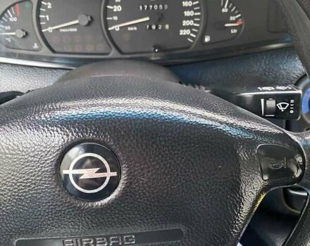Зеленый Опель Омега, объемом двигателя 2 л и пробегом 377 тыс. км за 2500 $, фото 8 на Automoto.ua
