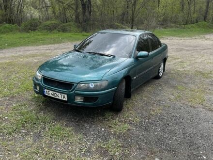 Зеленый Опель Омега, объемом двигателя 2.5 л и пробегом 150 тыс. км за 2600 $, фото 1 на Automoto.ua