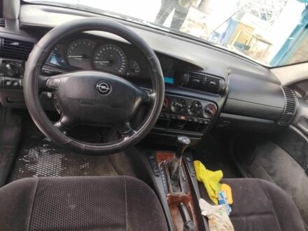 Зеленый Опель Омега, объемом двигателя 2 л и пробегом 300 тыс. км за 2080 $, фото 1 на Automoto.ua