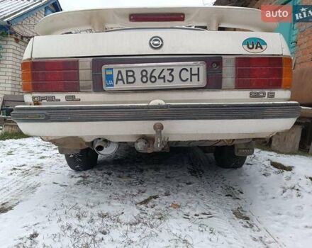 Белый Опель Рекорд, объемом двигателя 1.8 л и пробегом 250 тыс. км за 800 $, фото 3 на Automoto.ua