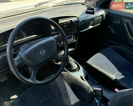 Белый Опель Рекорд, объемом двигателя 2 л и пробегом 285 тыс. км за 1200 $, фото 6 на Automoto.ua