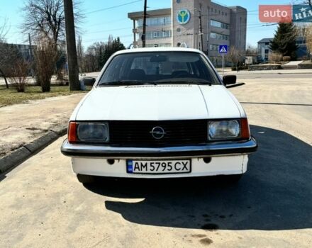 Белый Опель Рекорд, объемом двигателя 2 л и пробегом 285 тыс. км за 1200 $, фото 1 на Automoto.ua