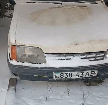 Белый Опель Рекорд, объемом двигателя 1 л и пробегом 220 тыс. км за 419 $, фото 1 на Automoto.ua