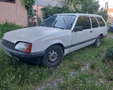 Белый Опель Рекорд, объемом двигателя 1.8 л и пробегом 350 тыс. км за 450 $, фото 1 на Automoto.ua