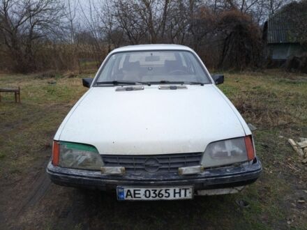 Белый Опель Рекорд, объемом двигателя 2 л и пробегом 600 тыс. км за 712 $, фото 1 на Automoto.ua