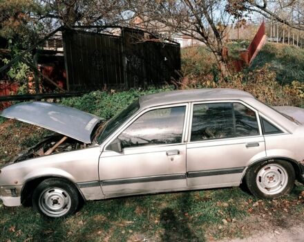 Серый Опель Рекорд, объемом двигателя 2 л и пробегом 260 тыс. км за 600 $, фото 4 на Automoto.ua