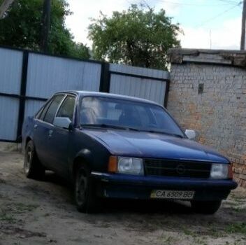Синій Опель Рекорд, об'ємом двигуна 2 л та пробігом 50 тис. км за 40000 $, фото 1 на Automoto.ua