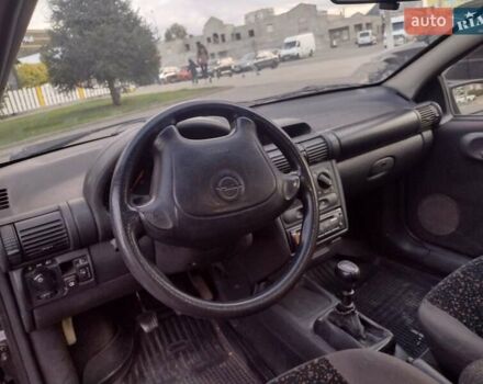 Чорний Опель Тігра, об'ємом двигуна 1.4 л та пробігом 260 тис. км за 2000 $, фото 16 на Automoto.ua