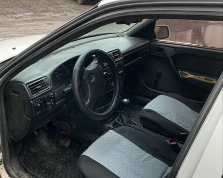 Белый Опель Вектра, объемом двигателя 1.6 л и пробегом 1000 тыс. км за 758 $, фото 2 на Automoto.ua