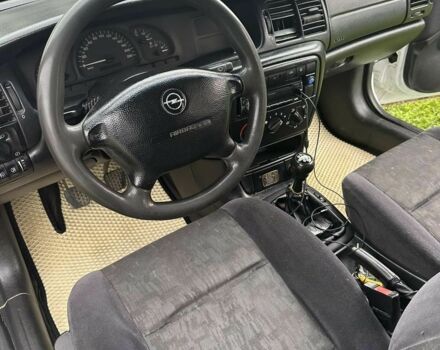 Белый Опель Вектра, объемом двигателя 2 л и пробегом 240 тыс. км за 1500 $, фото 6 на Automoto.ua