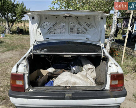 Белый Опель Вектра, объемом двигателя 1.4 л и пробегом 650 тыс. км за 1100 $, фото 4 на Automoto.ua