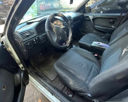 Белый Опель Вектра, объемом двигателя 2 л и пробегом 300 тыс. км за 800 $, фото 5 на Automoto.ua