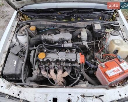 Белый Опель Вектра, объемом двигателя 2 л и пробегом 350 тыс. км за 720 $, фото 12 на Automoto.ua