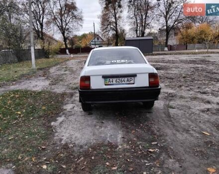 Белый Опель Вектра, объемом двигателя 2 л и пробегом 350 тыс. км за 720 $, фото 2 на Automoto.ua