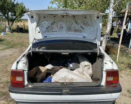 Белый Опель Вектра, объемом двигателя 1.4 л и пробегом 999 тыс. км за 1300 $, фото 4 на Automoto.ua