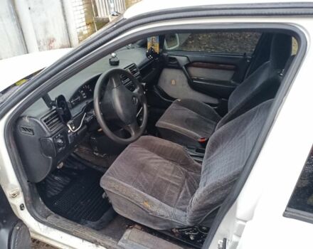 Белый Опель Вектра, объемом двигателя 2 л и пробегом 279 тыс. км за 1600 $, фото 4 на Automoto.ua