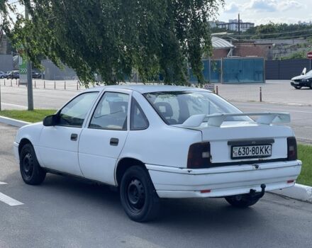 Белый Опель Вектра, объемом двигателя 1.8 л и пробегом 33 тыс. км за 600 $, фото 5 на Automoto.ua