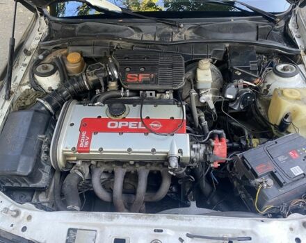Белый Опель Вектра, объемом двигателя 2 л и пробегом 300 тыс. км за 3000 $, фото 5 на Automoto.ua