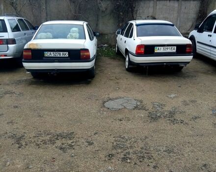 Белый Опель Вектра, объемом двигателя 1.8 л и пробегом 300 тыс. км за 900 $, фото 1 на Automoto.ua