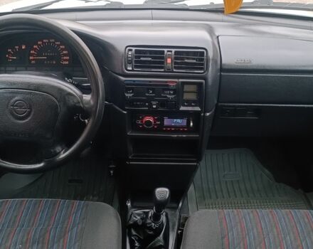 Белый Опель Вектра, объемом двигателя 1.8 л и пробегом 250 тыс. км за 1250 $, фото 14 на Automoto.ua