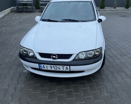 Белый Опель Вектра, объемом двигателя 1.8 л и пробегом 231 тыс. км за 2000 $, фото 1 на Automoto.ua