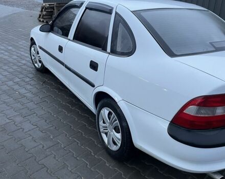 Белый Опель Вектра, объемом двигателя 1.8 л и пробегом 231 тыс. км за 2000 $, фото 4 на Automoto.ua