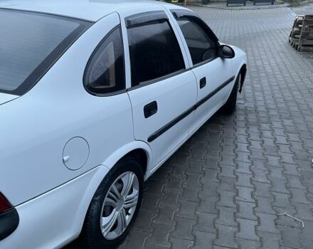 Белый Опель Вектра, объемом двигателя 1.8 л и пробегом 231 тыс. км за 2000 $, фото 2 на Automoto.ua