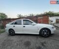 Белый Опель Вектра, объемом двигателя 1.8 л и пробегом 300 тыс. км за 1600 $, фото 1 на Automoto.ua